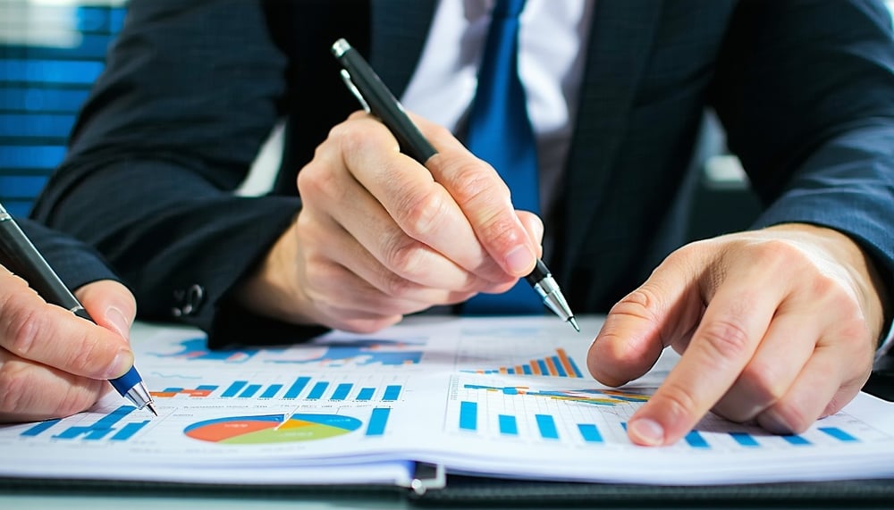 Persona revisando opciones financieras con un asesor
